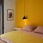 Nid Douillet Sur Roof Daire Perpignan