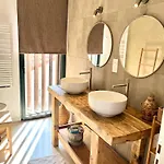Nid Douillet Sur Roof Daire Perpignan
